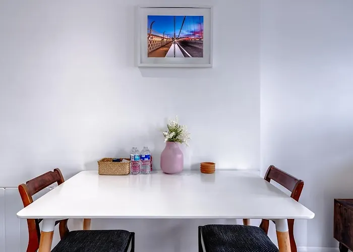 Chic & Modern Apartment - Bedminster Parade